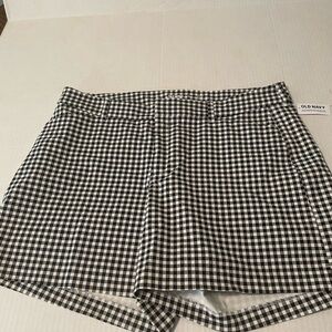 Old Navy women’s High Rise Pixie black checked shorts